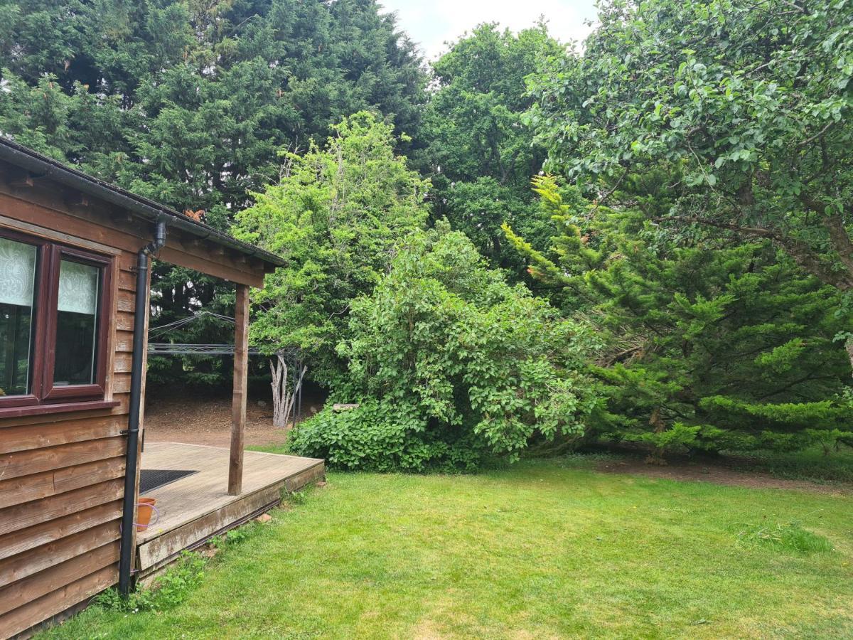 The Reading Whole Chalet With Lake And Two Acre Gardens Exterior foto